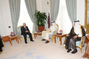 سمو الأمير الشيخ حمد بن خليفة آل ثاني يستقبل رئيس دولة فلسطين في الدوحة