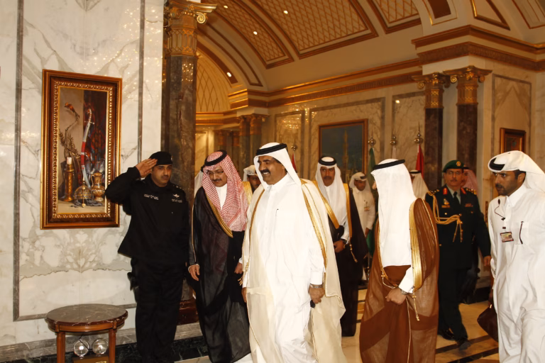 سمو الأمير الشيخ حمد بن خليفة آل ثاني يلتقي نائب رئيس الوزراء بسلطنة عُمان في الرياض