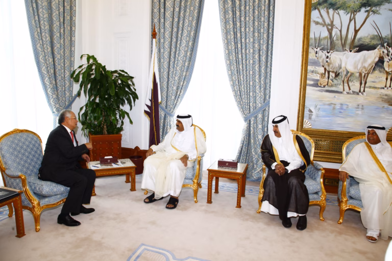 سمو الأمير الشيخ حمد بن خليفة آل ثاني يستقبل رئيس وزراء ماليزيا في الدوحة