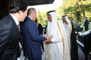 سمو الأمير الشيخ حمد بن خليفة آل ثاني يلتقي رئيس وزراء الجمهورية التركية في أنقرة
