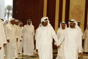 سمو الأمير الشيخ حمد بن خليفة آل ثاني يستقبل ولي عهد أبوظبي في قصر الوجبة بالدوحة