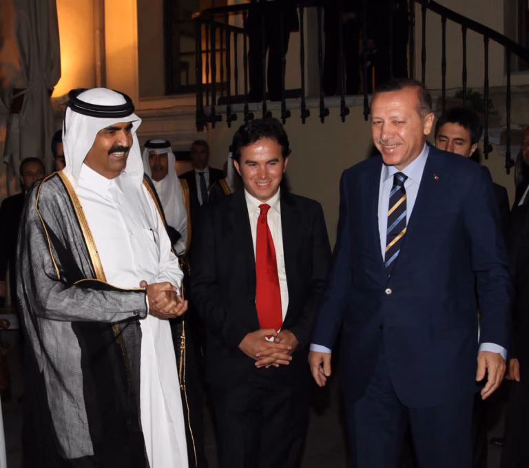 سمو الأمير الشيخ حمد بن خليفة آل ثاني يلتقي رئيس وزراء الجمهورية التركية في إسطنبول