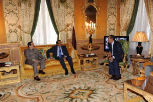 سمو الأمير الشيخ حمد بن خليفة آل ثاني يلتقي ملك مملكة البحرين في فرنسا