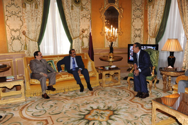سمو الأمير الشيخ حمد بن خليفة آل ثاني يلتقي ملك مملكة البحرين في فرنسا
