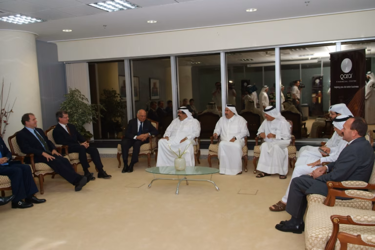 سمو الأمير الشيخ حمد بن خليفة آل ثاني يزور مركز قطر المالي في الدوحة