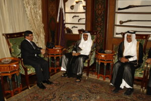 سمو الأمير الشيخ حمد بن خليفة آل ثاني يستقبل وزير خارجية الجمهورية التركية في الدوحة