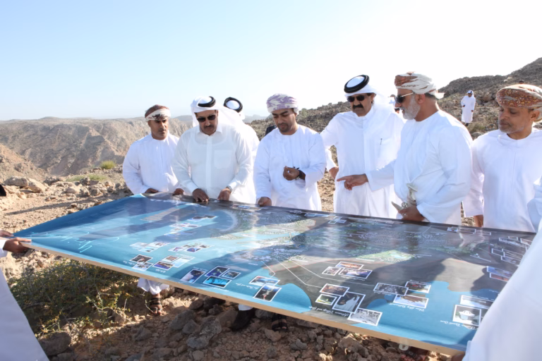 سمو الأمير الشيخ حمد بن خليفة آل ثاني يطّلع على مشروع يتي السياحي في مسقط