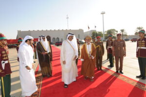سمو الأمير الشيخ حمد بن خليفة آل ثاني يغادر سلطنة عُمان بعد زيارة رسمية استغرقت يومين