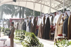 سمو الأمير الشيخ حمد بن خليفة آل ثاني يشهد العرض العسكري بمناسبة اليوم الوطني في الدوحة