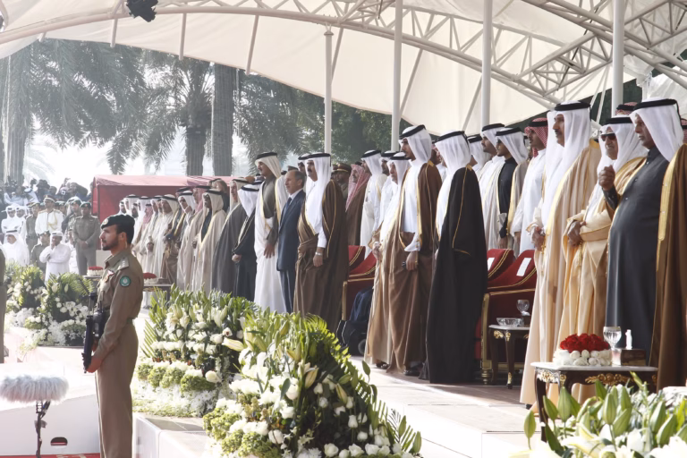 سمو الأمير الشيخ حمد بن خليفة آل ثاني يشهد العرض العسكري بمناسبة اليوم الوطني في الدوحة