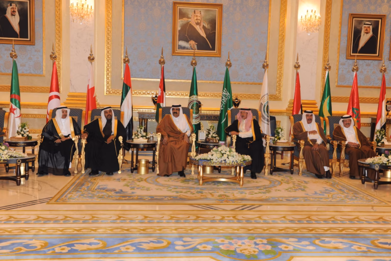 سمو الأمير الشيخ حمد بن خليفة آل ثاني يصل إلى الرياض للمشاركة في القمة العربية الاقتصادية والتنموية والاجتماعية الثالثة