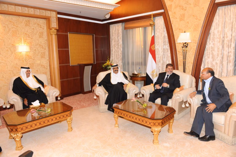 سمو الأمير الشيخ حمد بن خليفة آل ثاني يجتمع مع رئيس جمهورية مصر العربية ورئيس الجمهورية التونسية على هامش القمة العربية الاقتصادية والتنموية والاجتماعية الثالثة في الرياض