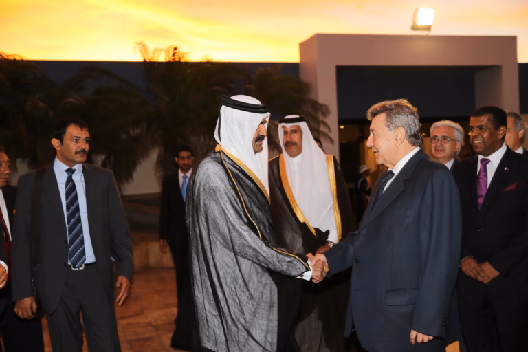 سمو الأمير الشيخ حمد بن خليفة آل ثاني يصل إلى جمهورية بيرو في زيارة رسمية