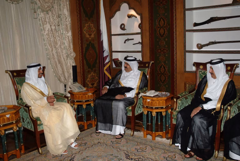 سمو الأمير الشيخ حمد بن خليفة آل ثاني يستقبل وزير الخارجية الإماراتي الشيخ عبدالله بن زايد آل نهيان في الدوحة