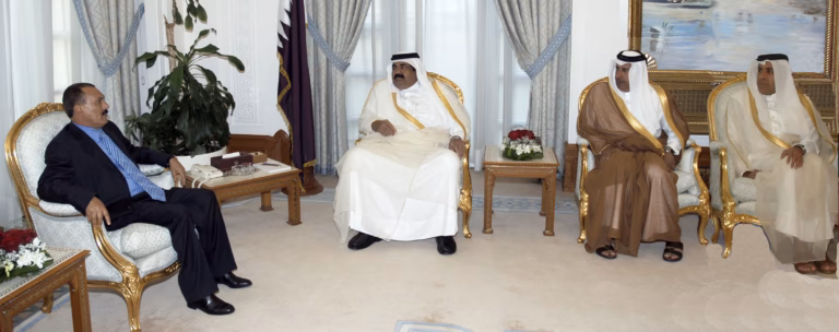 سمو الأمير الشيخ حمد بن خليفة آل ثاني يستقبل الرئيس اليمني علي عبدالله صالح في الدوحة
