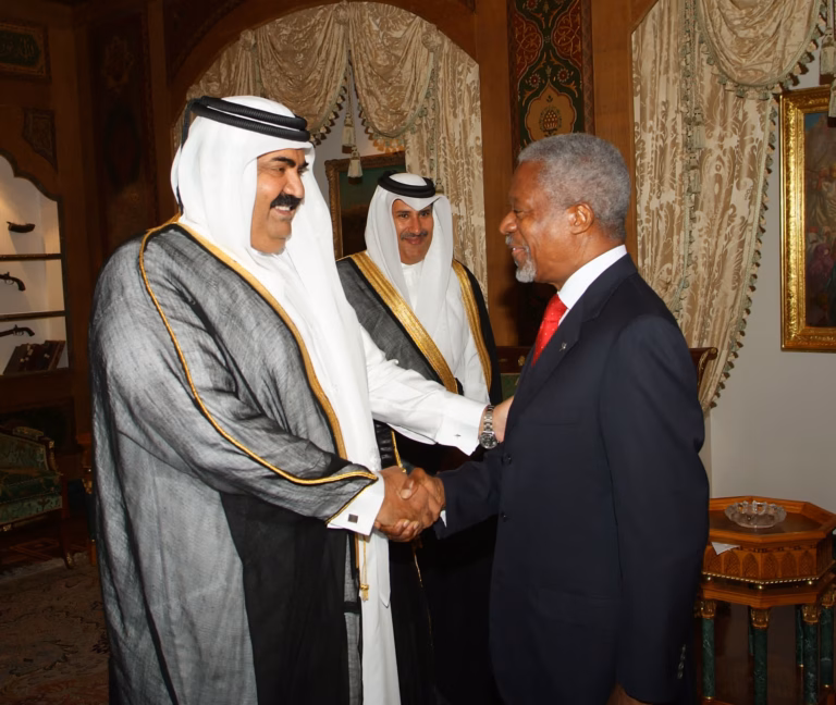 سمو الأمير الشيخ حمد بن خليفة آل ثاني يستقبل الأمين العام للأمم المتحدة كوفي عنان في الدوحة