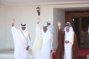 سمو الأمير الشيخ حمد بن خليفة آل ثاني يستقبل ولي عهد المملكة العربية السعودية في الدوحة