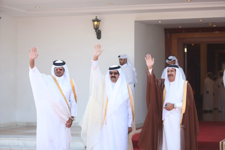 سمو الأمير الشيخ حمد بن خليفة آل ثاني يستقبل ولي عهد المملكة العربية السعودية في الدوحة