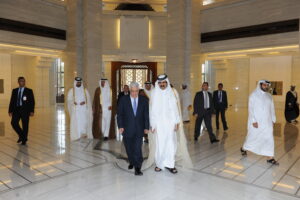 سمو الأمير الشيخ حمد بن خليفة آل ثاني يستقبل رئيس دولة فلسطين في الدوحة