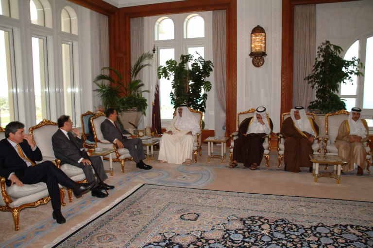 سمو الأمير الشيخ حمد بن خليفة آل ثاني يجري جلسة مباحثات مع الرئيس الفنزويلي هوغو شافيز في الدوحة