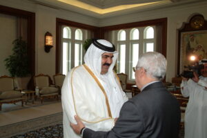 سمو الأمير الشيخ حمد بن خليفة آل ثاني يجري مباحثات مع الرئيس الفلسطيني محمود عباس في الدوحة