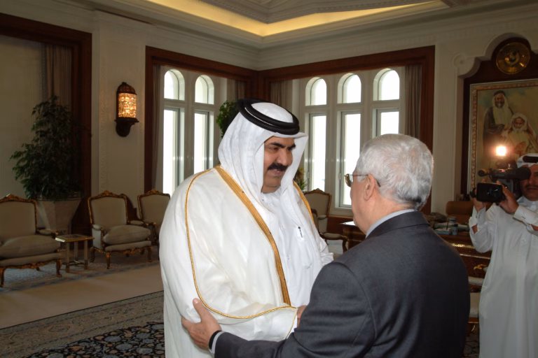 سمو الأمير الشيخ حمد بن خليفة آل ثاني يجري مباحثات مع الرئيس الفلسطيني محمود عباس في الدوحة