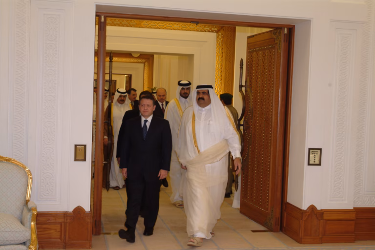 سمو الأمير الشيخ حمد بن خليفة آل ثاني يستقبل جلالة الملك عبدالله الثاني في الدوحة