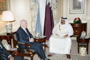سمو الأمير الشيخ حمد بن خليفة آل ثاني يستقبل وزير الدفاع البريطاني جون ريد في لندن