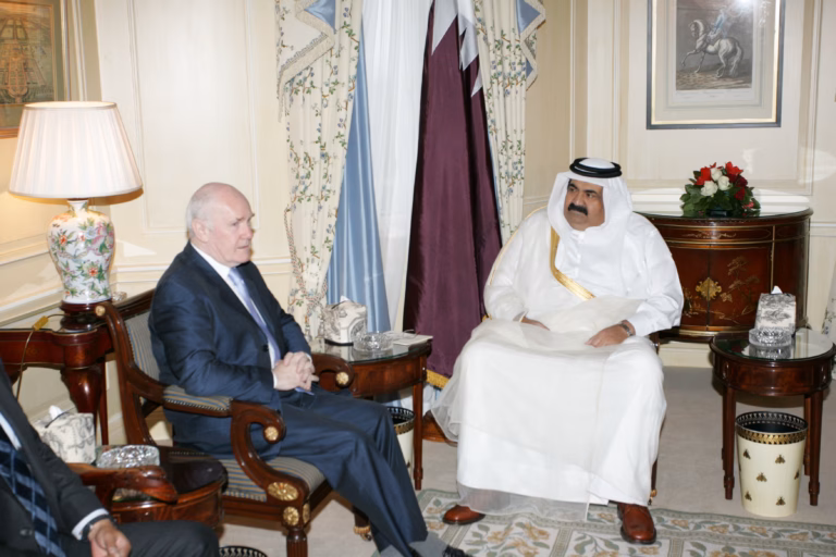 سمو الأمير الشيخ حمد بن خليفة آل ثاني يستقبل وزير الدفاع البريطاني جون ريد في لندن