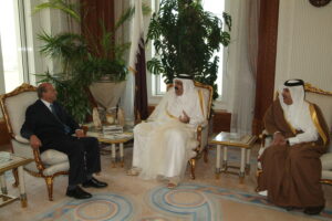 سمو الأمير الشيخ حمد بن خليفة آل ثاني يستقبل وزير الخارجية اليمني أبو بكر القربي في الدوحة