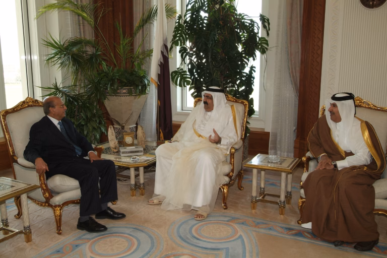 سمو الأمير الشيخ حمد بن خليفة آل ثاني يستقبل وزير الخارجية اليمني أبو بكر القربي في الدوحة