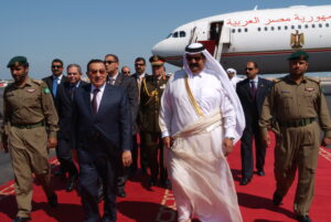 سمو الأمير الشيخ حمد بن خليفة آل ثاني يستقبل الرئيس المصري محمد حسني مبارك في الدوحة