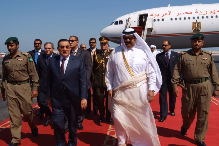 سمو الأمير الشيخ حمد بن خليفة آل ثاني يستقبل الرئيس المصري محمد حسني مبارك في الدوحة