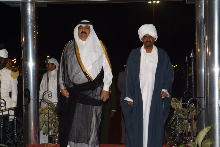 سمو الأمير الشيخ حمد بن خليفة آل ثاني يصل إلى الخرطوم للمشاركة في القمة العربية الثامنة عشرة