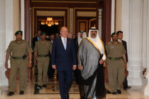 سمو الأمير الشيخ حمد بن خليفة آل ثاني يستقبل ملك إسبانيا خوان كارلوس الأول في الدوحة