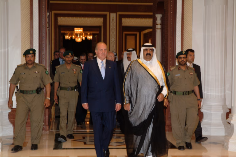سمو الأمير الشيخ حمد بن خليفة آل ثاني يستقبل ملك إسبانيا خوان كارلوس الأول في الدوحة