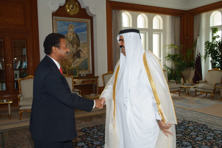 سمو الأمير الشيخ حمد بن خليفة آل ثاني يستقبل مستشار الرئيس السوداني مصطفى عثمان إسماعيل في الدوحة