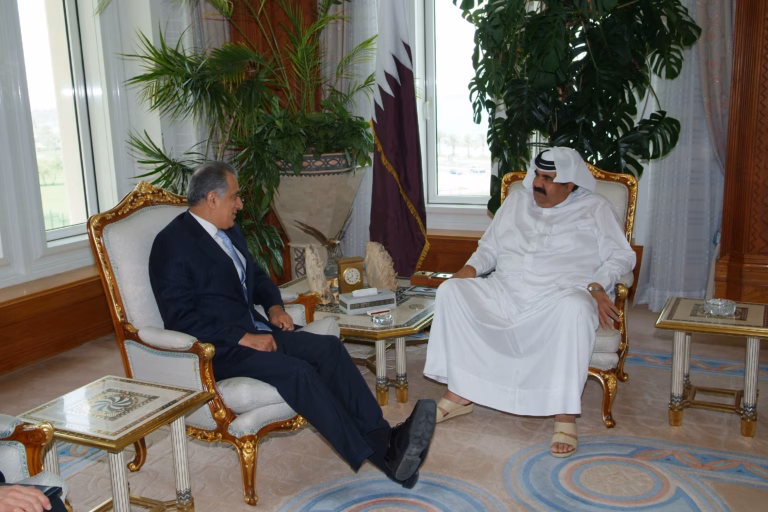 سمو الأمير الشيخ حمد بن خليفة آل ثاني يستقبل السفير الأمريكي لدى العراق زلماي خليل زاد في الدوحة