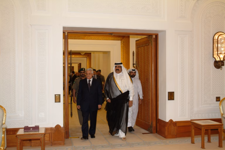 سمو الأمير الشيخ حمد بن خليفة آل ثاني يستقبل الرئيس الفلسطيني محمود عباس في الدوحة
