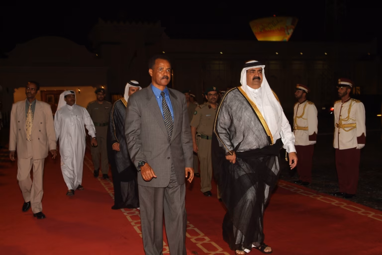 سمو الأمير الشيخ حمد بن خليفة آل ثاني يستقبل الرئيس الإريتري أسياس أفورقي في الدوحة