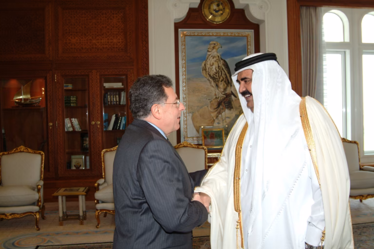 سمو الأمير الشيخ حمد بن خليفة آل ثاني يستقبل رئيس الوزراء اللبناني فؤاد السنيورة في الدوحة