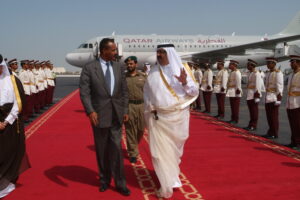 سمو الأمير الشيخ حمد بن خليفة آل ثاني يستقبل الرئيس الإريتري أسياس أفورقي في الدوحة