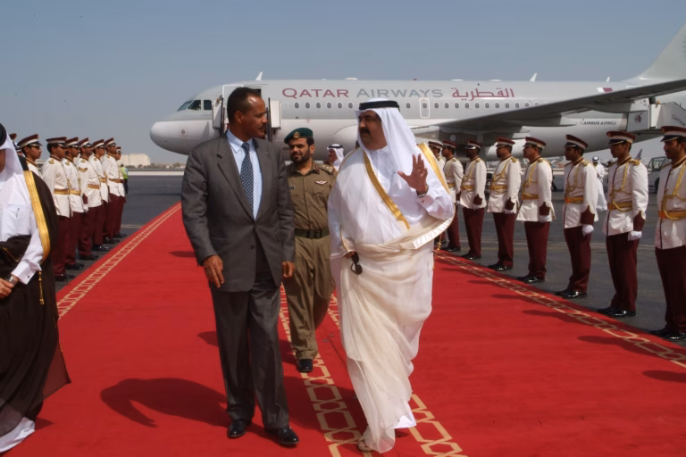 سمو الأمير الشيخ حمد بن خليفة آل ثاني يستقبل الرئيس الإريتري أسياس أفورقي في الدوحة