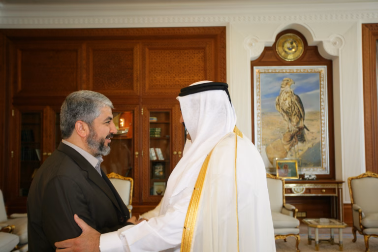 سمو الأمير الشيخ حمد بن خليفة آل ثاني يستقبل رئيس المكتب السياسي لحركة حماس خالد مشعل في الدوحة
