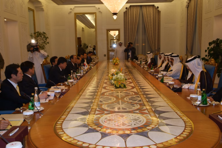 سمو الأمير الشيخ حمد بن خليفة آل ثاني يستقبل رئيس كوريا الجنوبية روه مو هيون في الدوحة