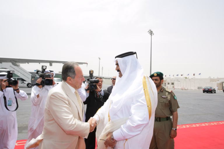 سمو الأمير الشيخ حمد بن خليفة آل ثاني يستقبل الرئيس اللبناني إميل لحود في الدوحة