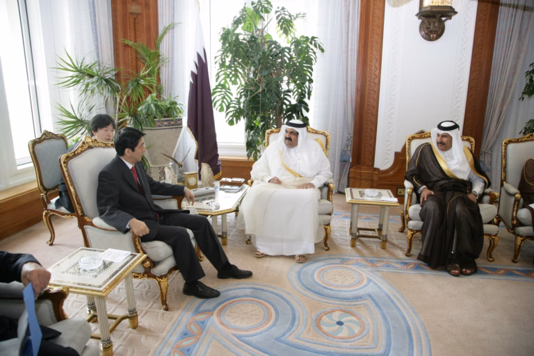 سمو الأمير الشيخ حمد بن خليفة آل ثاني يستقبل رئيس الوزراء الياباني شينزو آبي في الدوحة