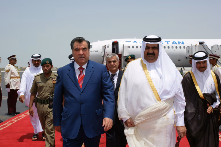 سمو الأمير الشيخ حمد بن خليفة آل ثاني يستقبل رئيس طاجيكستان إمام علي رحمن في الدوحة