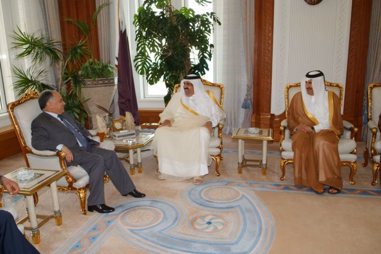 سمو الأمير الشيخ حمد بن خليفة آل ثاني يستقبل رئيس الوزراء الليبي البغدادي علي المحمودي في الدوحة