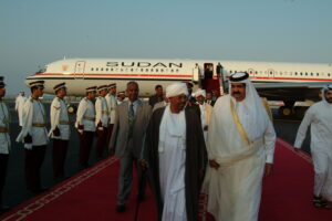 سمو الأمير الشيخ حمد بن خليفة آل ثاني يستقبل الرئيس السوداني عمر حسن البشير في الدوحة